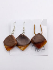 Set with earrings and pendant in driftwood and resin