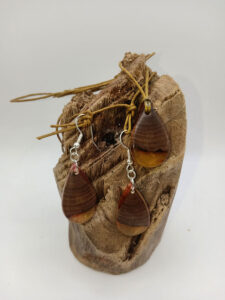 Set with earrings and pendant in driftwood and resin