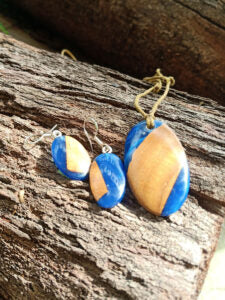 Set with earrings and pendant in driftwood and resin