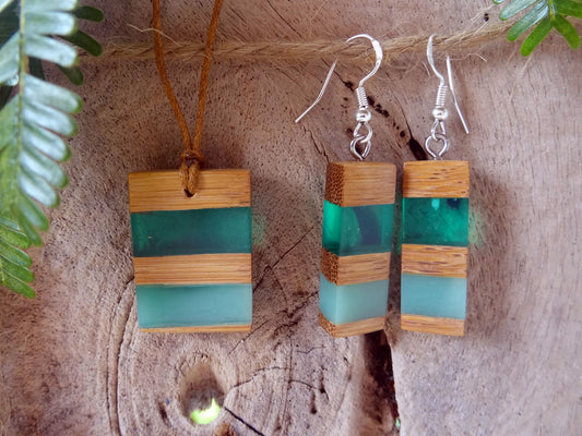 Set with earrings and pendant in driftwood and resin