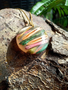 Coloured reed wood with pearl resin