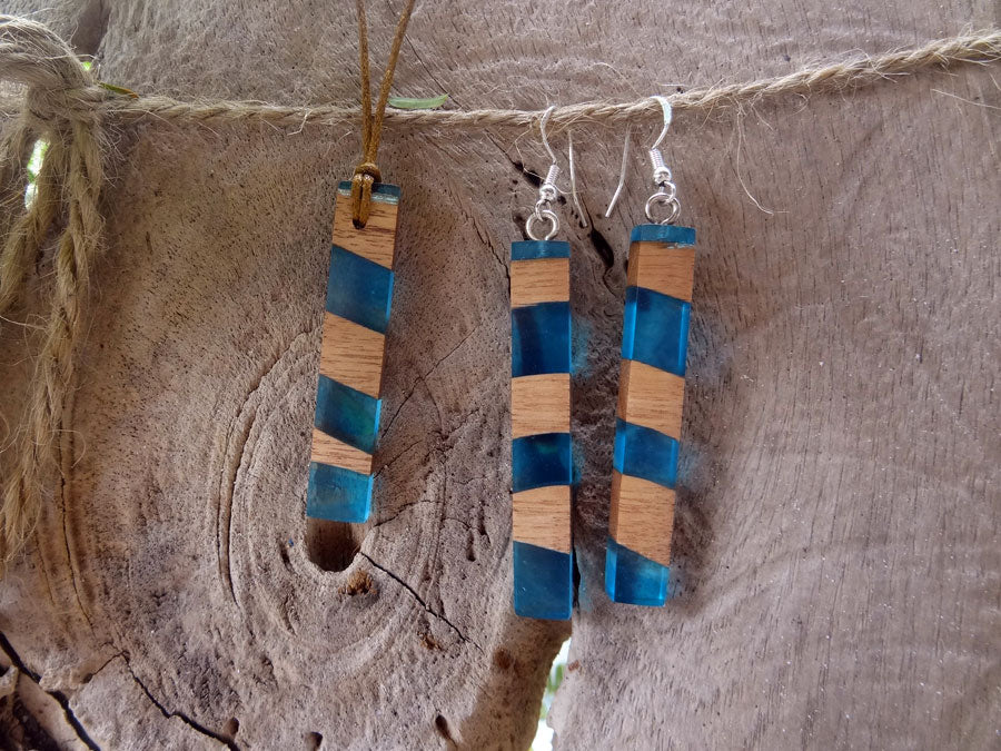 Set with earrings and pendant in driftwood and resin