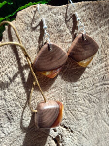 Set with earrings and pendant in driftwood and resin