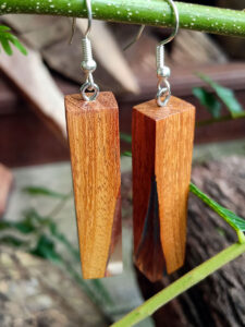 Set of earrings in driftwood and resin