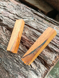 Set of earrings in driftwood and resin