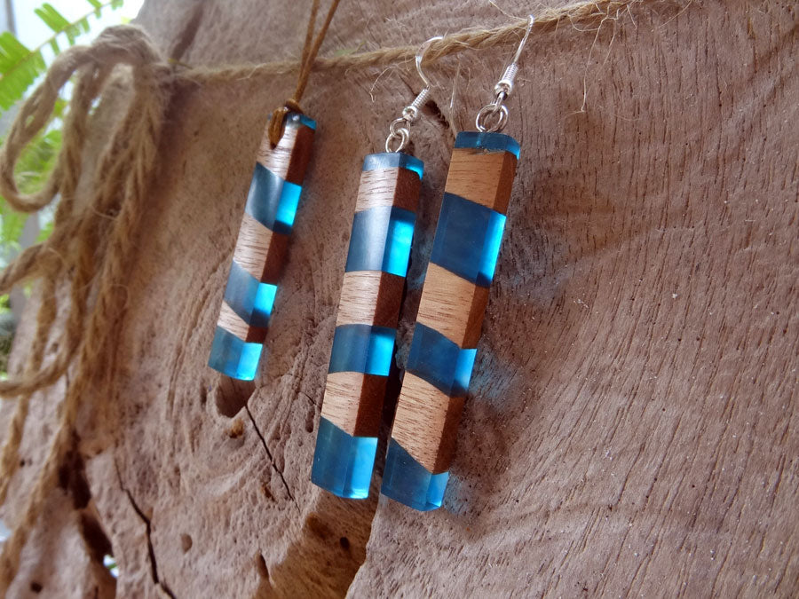 Set with earrings and pendant in driftwood and resin