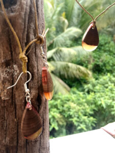 Set with earrings and pendant in driftwood and resin