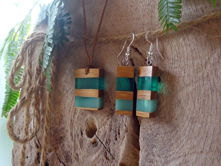 Set with earrings and pendant in driftwood and resin