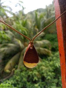 Set with earrings and pendant in driftwood and resin