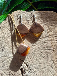 Set with earrings and pendant in driftwood and resin