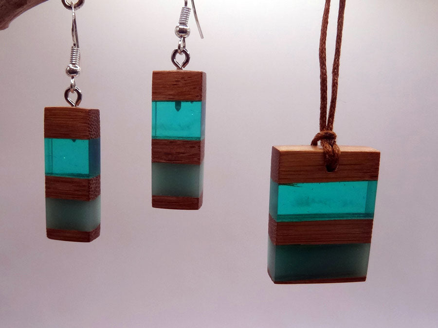 Set with earrings and pendant in driftwood and resin