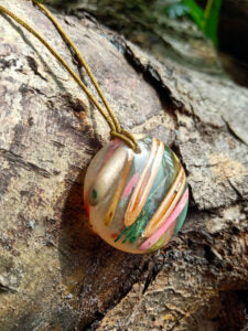 Coloured reed wood with pearl resin