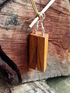 Set of earrings in driftwood and resin