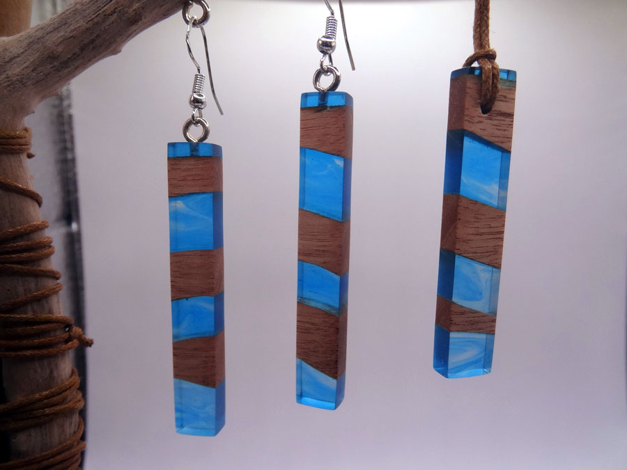 Set with earrings and pendant in driftwood and resin