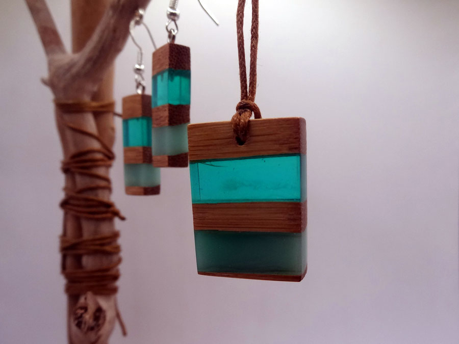 Set with earrings and pendant in driftwood and resin