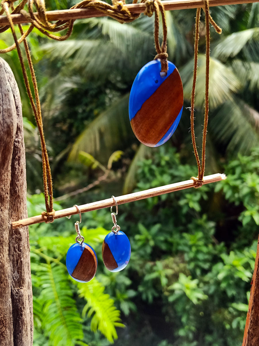 Set with earrings and pendant in driftwood and resin