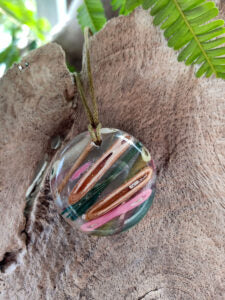 Coloured reed wood with pearl resin