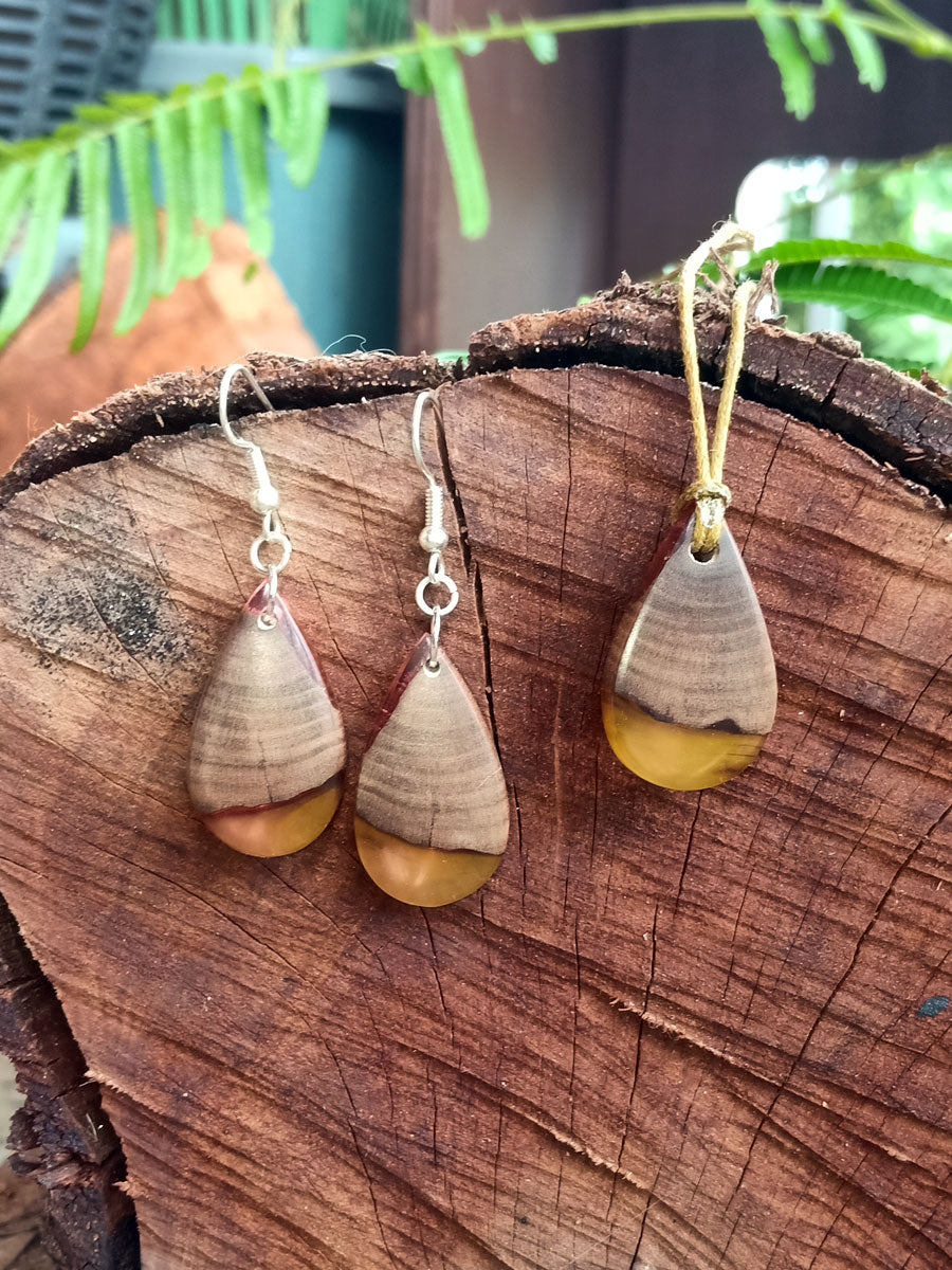 Set with earrings and pendant in driftwood and resin