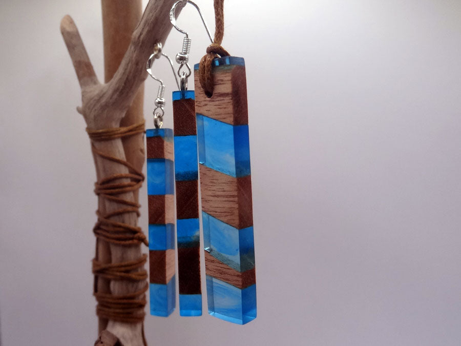 Set with earrings and pendant in driftwood and resin