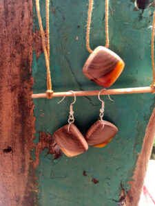 Set with earrings and pendant in driftwood and resin