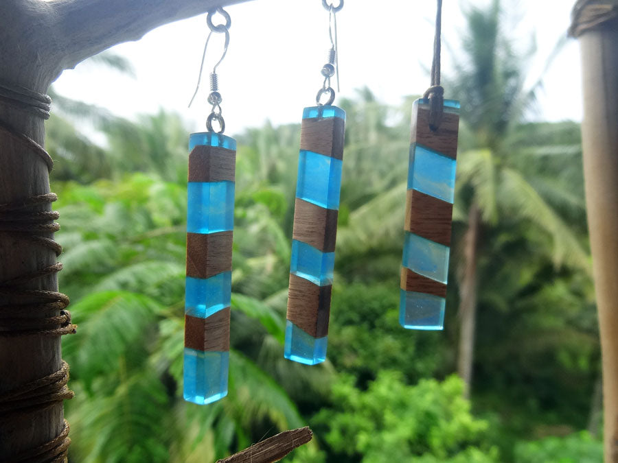 Set with earrings and pendant in driftwood and resin