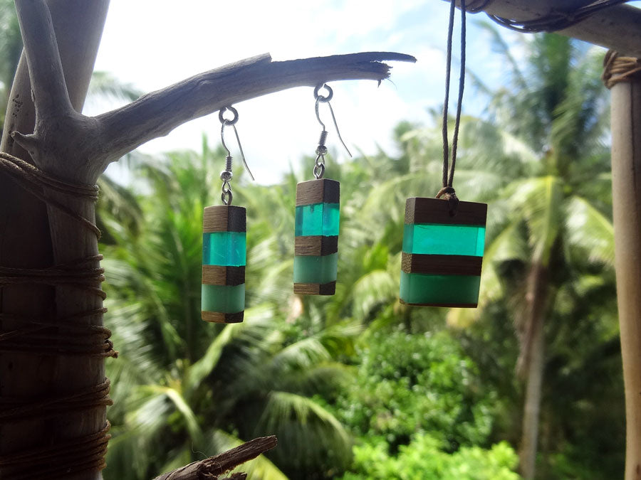 Set with earrings and pendant in driftwood and resin