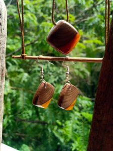 Set with earrings and pendant in driftwood and resin