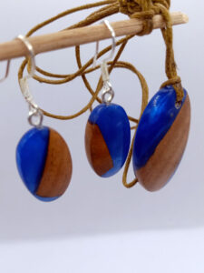 Set with earrings and pendant in driftwood and resin