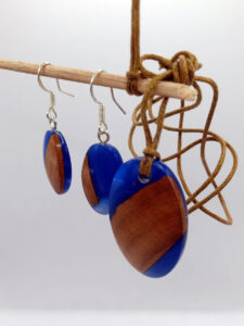 Set with earrings and pendant in driftwood and resin