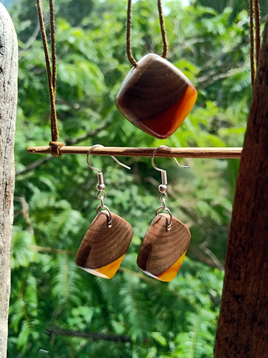 Set with earrings and pendant in driftwood and resin