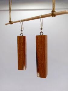 Set of earrings in driftwood and resin