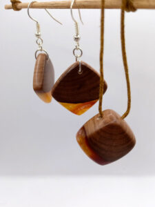 Set with earrings and pendant in driftwood and resin