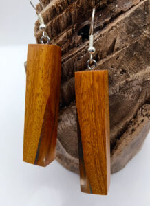 Set of earrings in driftwood and resin