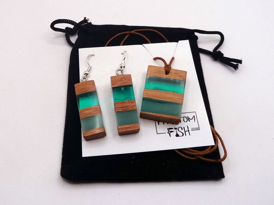 Set with earrings and pendant in driftwood and resin