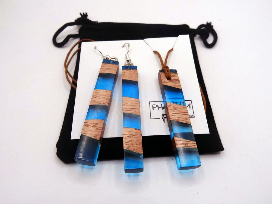 Set with earrings and pendant in driftwood and resin