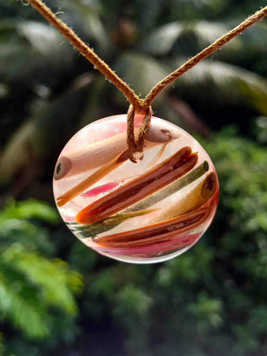 Coloured reed wood with pearl resin