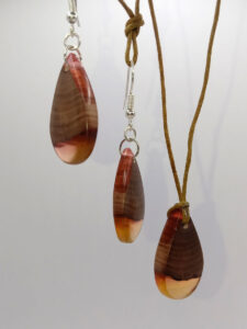 Set with earrings and pendant in driftwood and resin