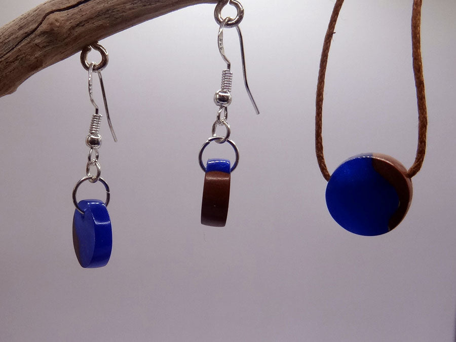 Set with earrings and pendant in driftwood and resin