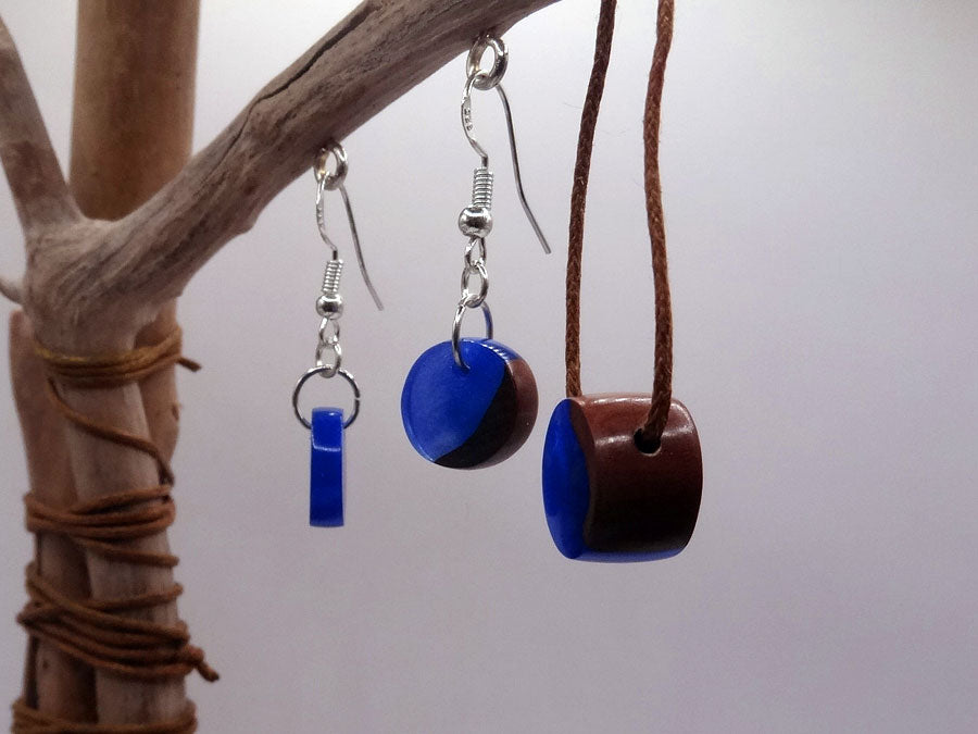 Set with earrings and pendant in driftwood and resin