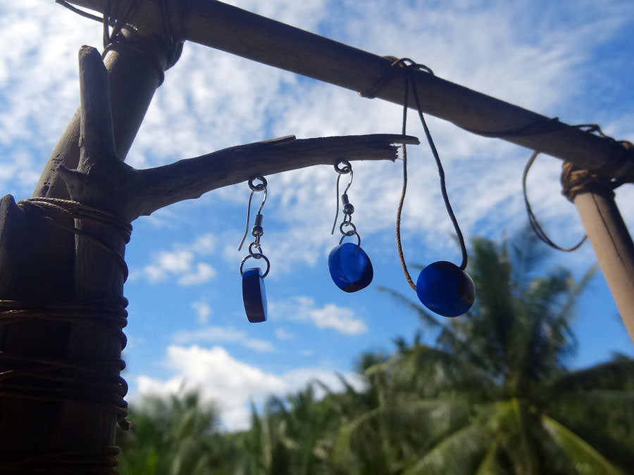 Set with earrings and pendant in driftwood and resin