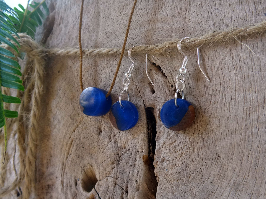 Set with earrings and pendant in driftwood and resin