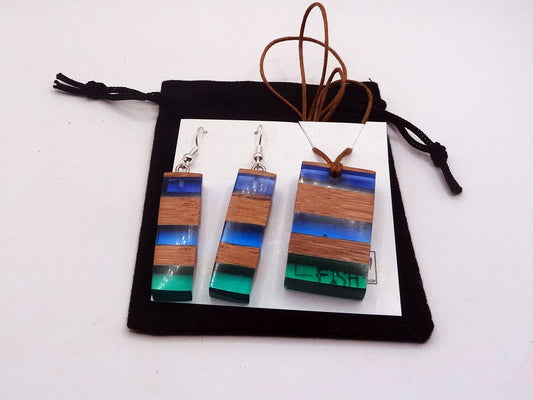 Set with earrings and pendant in driftwood and resin