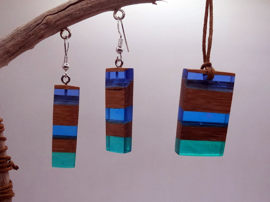 Set with earrings and pendant in driftwood and resin