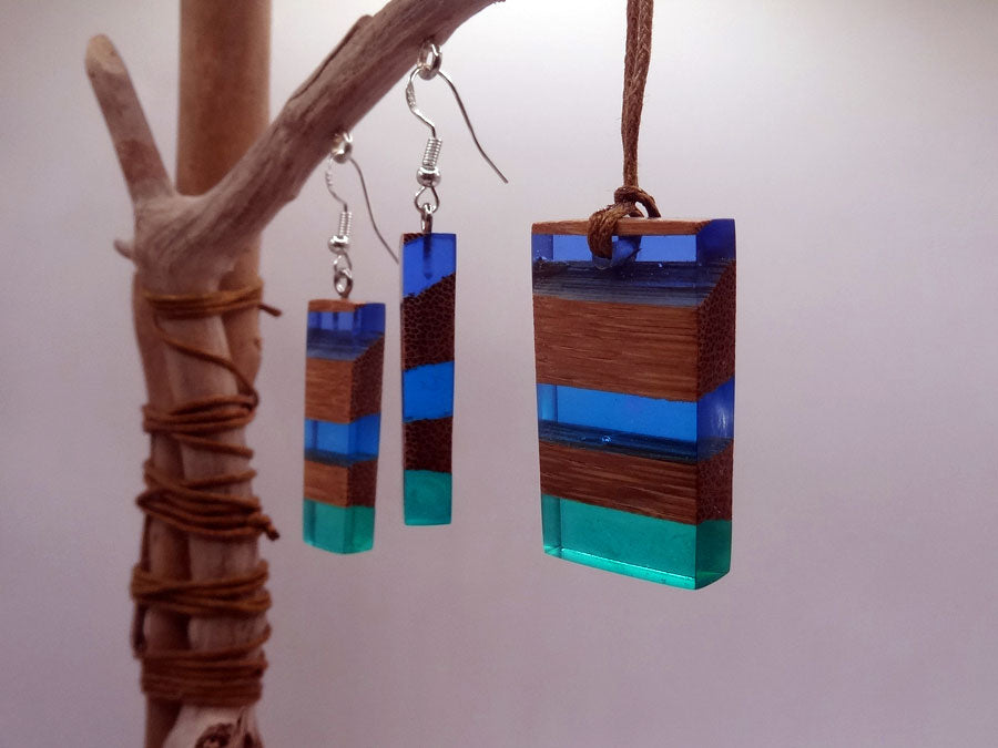 Set with earrings and pendant in driftwood and resin