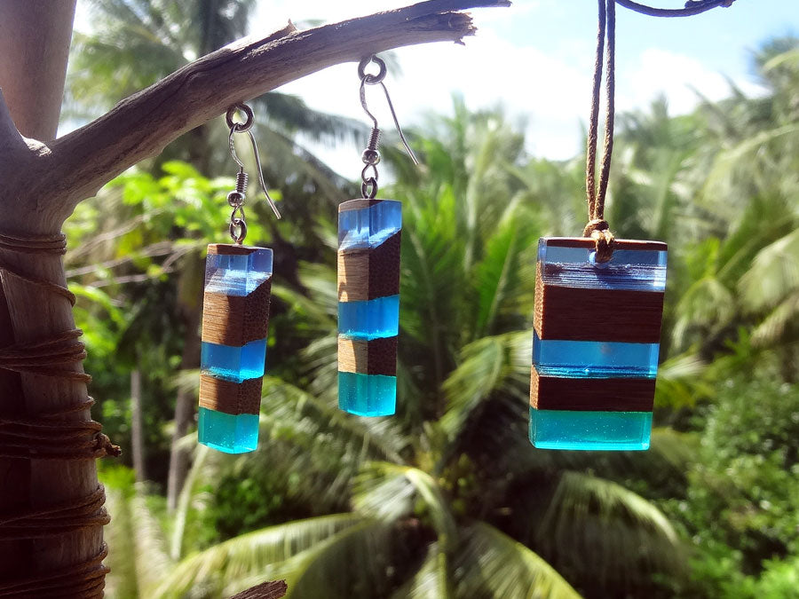 Set with earrings and pendant in driftwood and resin