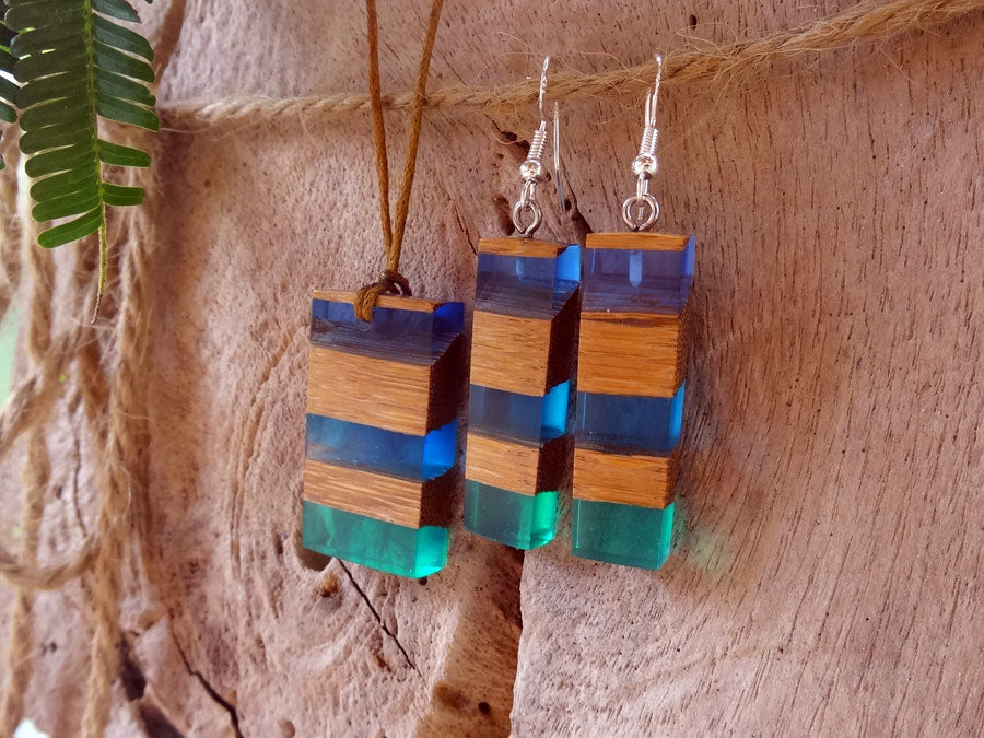 Set with earrings and pendant in driftwood and resin