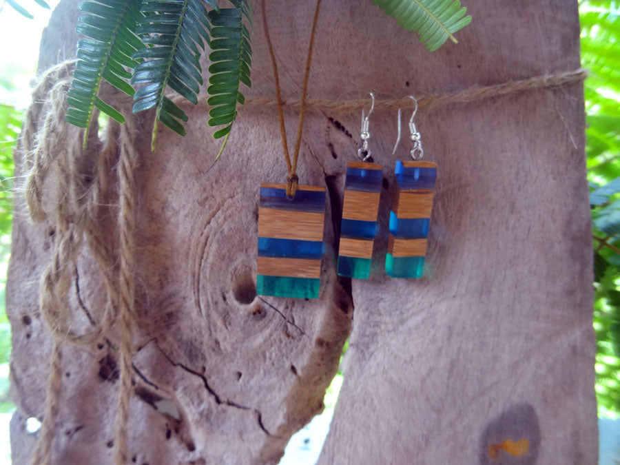 Set with earrings and pendant in driftwood and resin