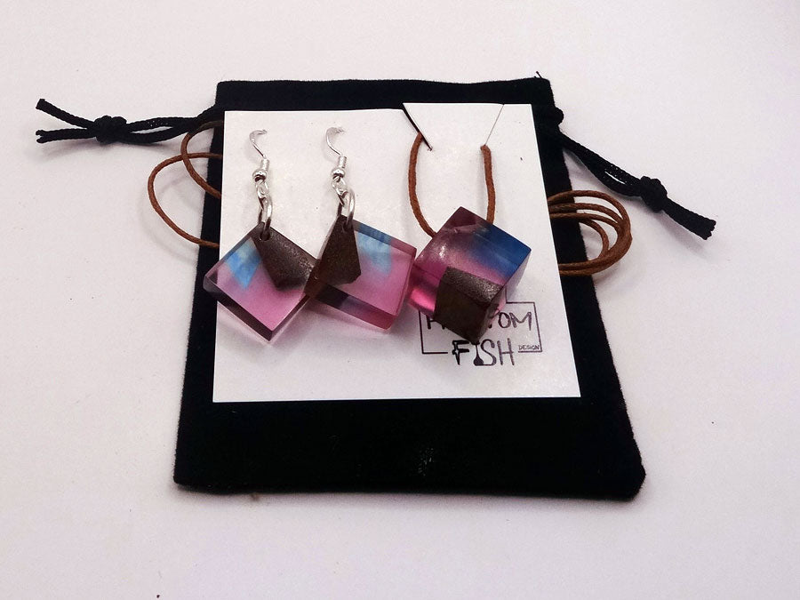 Set with earrings and pendant in driftwood and resin