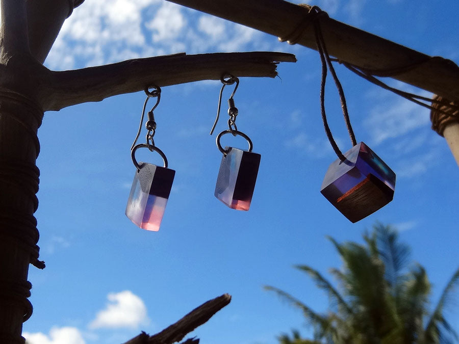 Set with earrings and pendant in driftwood and resin