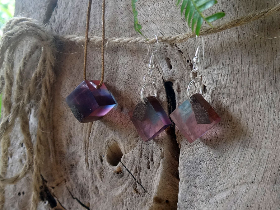 Set with earrings and pendant in driftwood and resin